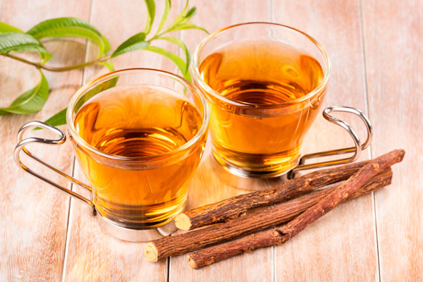 Tasse de tisane de réglisse pour l'acidité gastrique