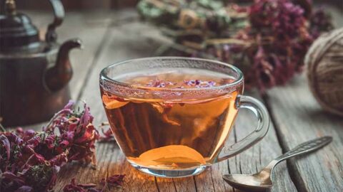 Tasse de tisane pour la chute des cheveux