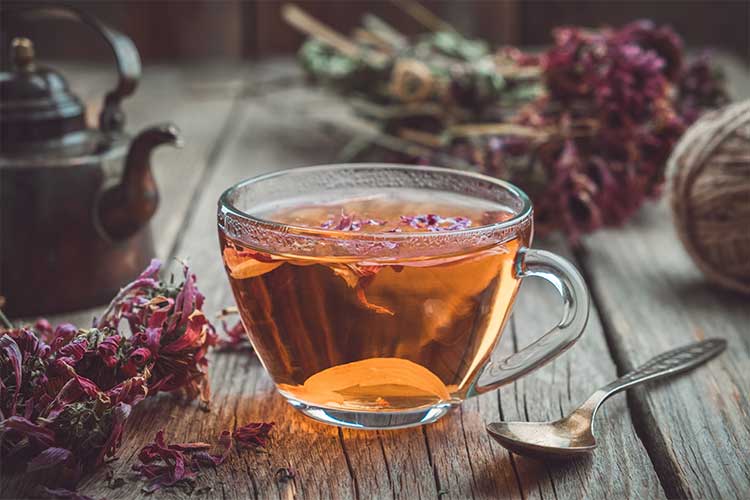 Tasse de tisane pour la chute des cheveux