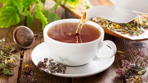 Tasse de tisane contre les bouffées de chaleur lors de la ménopause