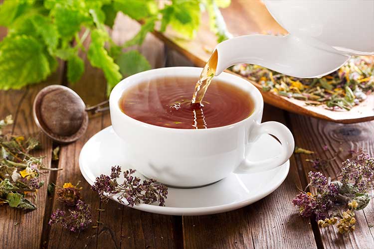 Tasse de tisane contre les bouffées de chaleur lors de la ménopause