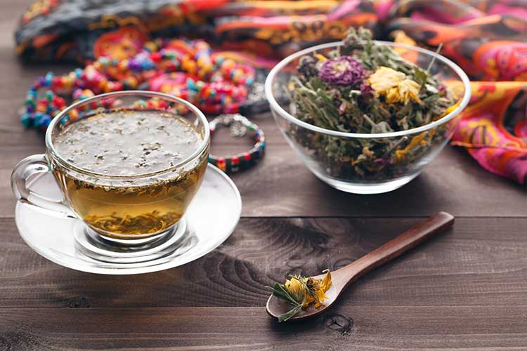 Tasse de tisane d'angélique racine
