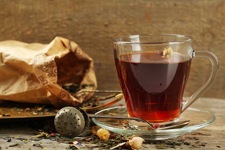 Tasse de tisane d'anis étoilé