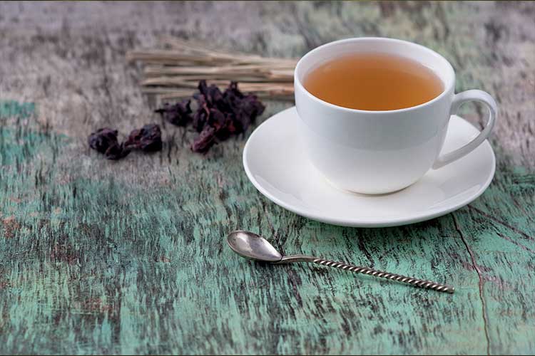 Tasse de tisane d'armoise commune