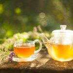 Tasse de tisane d'arrête de boeuf bugrane