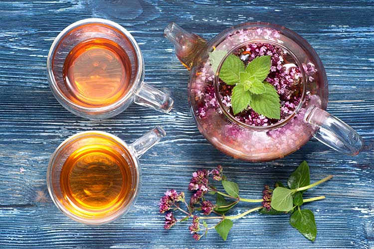 Tasse de tisane d'aspérule odorante