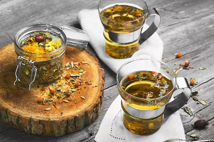 Tasse de tisane de racines d'astragale