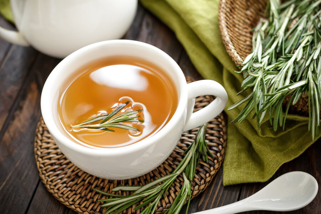 tisane romarin feuilles infusion tasse de thé