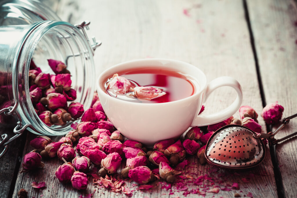 tisane boutons de rose infusion fleurs tasse de thé