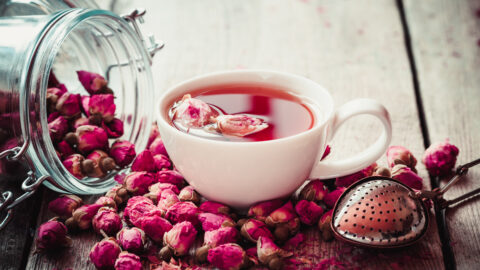 tisane boutons de rose infusion fleurs tasse de thé
